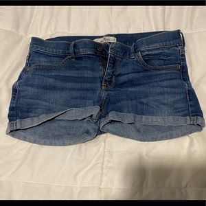 HOLLISTER SIZE 7 W28 shorts